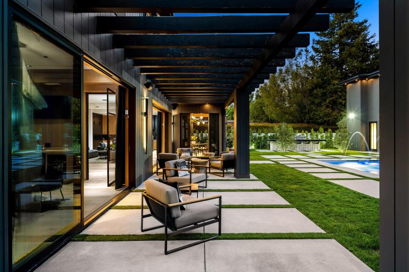 Aménagez votre extérieur avec une pergola en métal durable et élégante