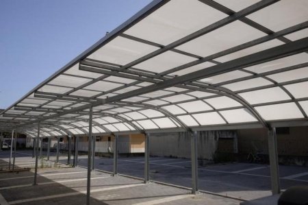 Carport en m&eacute;tal : fonctionnalit&eacute; et esth&eacute;tique pour votre ext&eacute;rieur