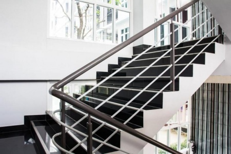 Main courante en m&eacute;tal, s&eacute;curit&eacute; et confort pour vos escaliers